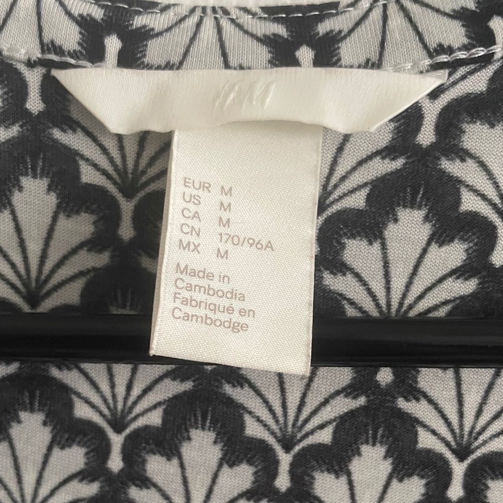 H&M Patterned Blouse Top - Picture 2 of 2